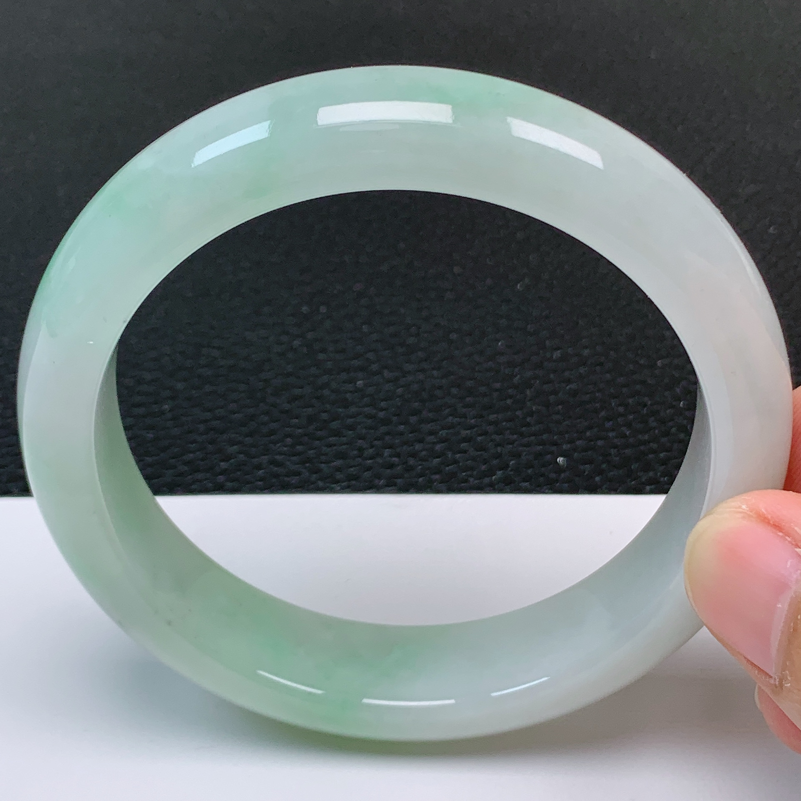 圈口61～62 天然翡翠老坑细腻飘绿正圈手镯 尺寸61.8*15*9.3mm