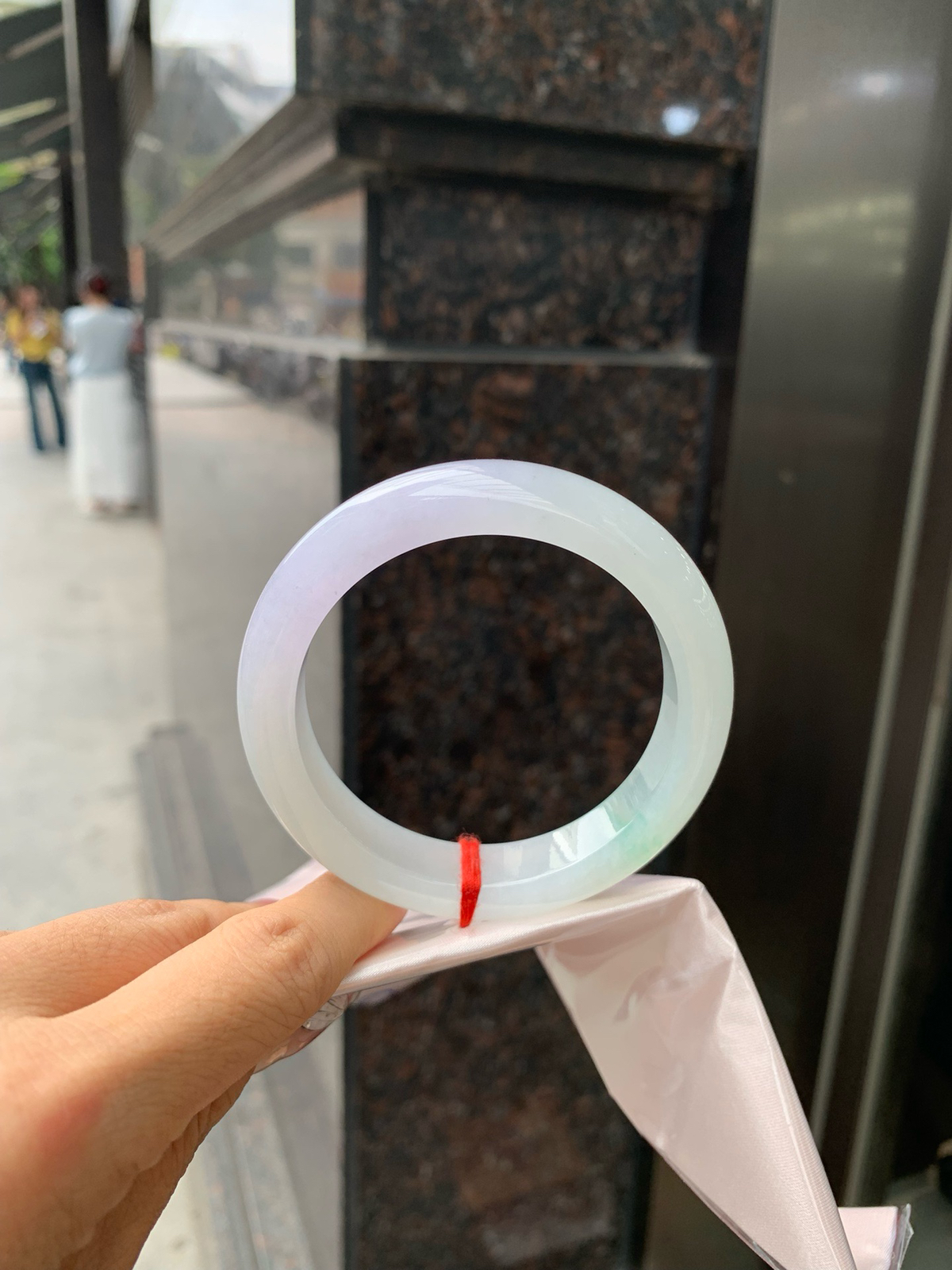 淡春彩正圈
56.1-8.9-12.2
0328-563-256
打灯细纹，不影响，底妆细腻，半圈冰晴色碰上半圈冰紫色，像是融化了的春天，所有的美好交织在一起，让人心生宁静而淡淡的欢喜。