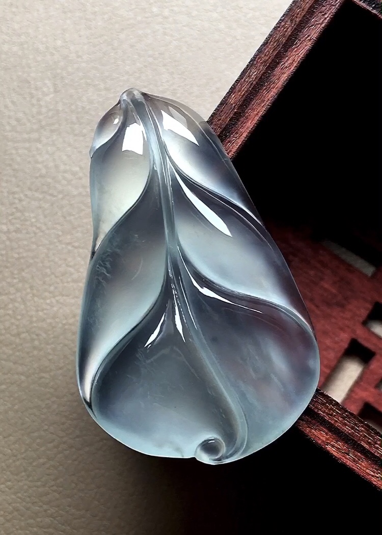 ️ 玻璃种叶子 底子水润无比，种老起胶感，尺寸37.8*22.8*4.5