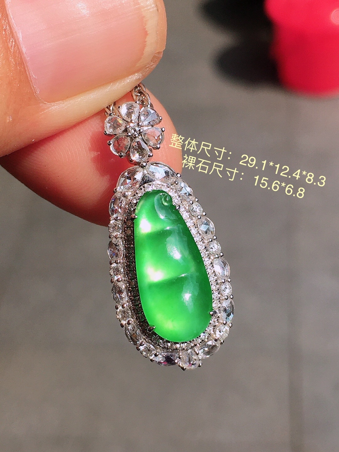 ️阳绿福豆吊坠，18k金豪华镶嵌，无裂，种水超好，玉质细腻。，29.1-12.4-8.3