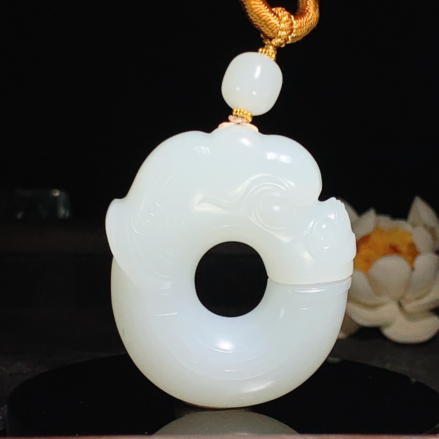 新疆和田玉羊脂白玉玉猪龙挂件！尺寸50/43/14重58克。玉质细腻油润。手推出油。佩戴高端典雅。lt260615