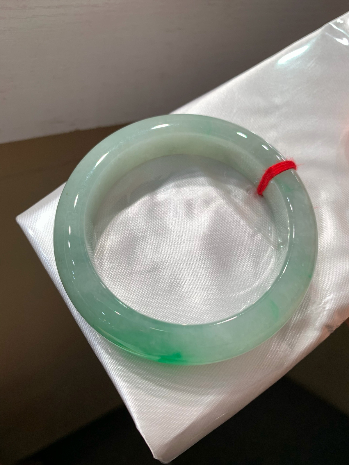 尺寸52.4/12.7/9.1，带色手镯
水润细腻 有种有色