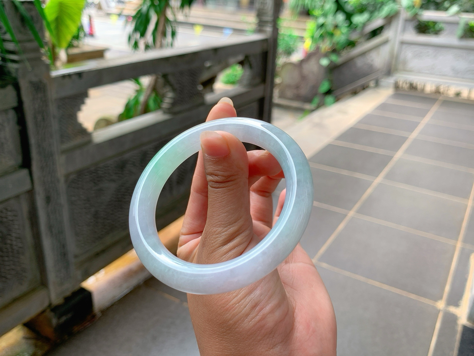｜55圈口
春底飘绿花，条粗:10.5，低调不做作，冰冰润润的，秀美端庄，