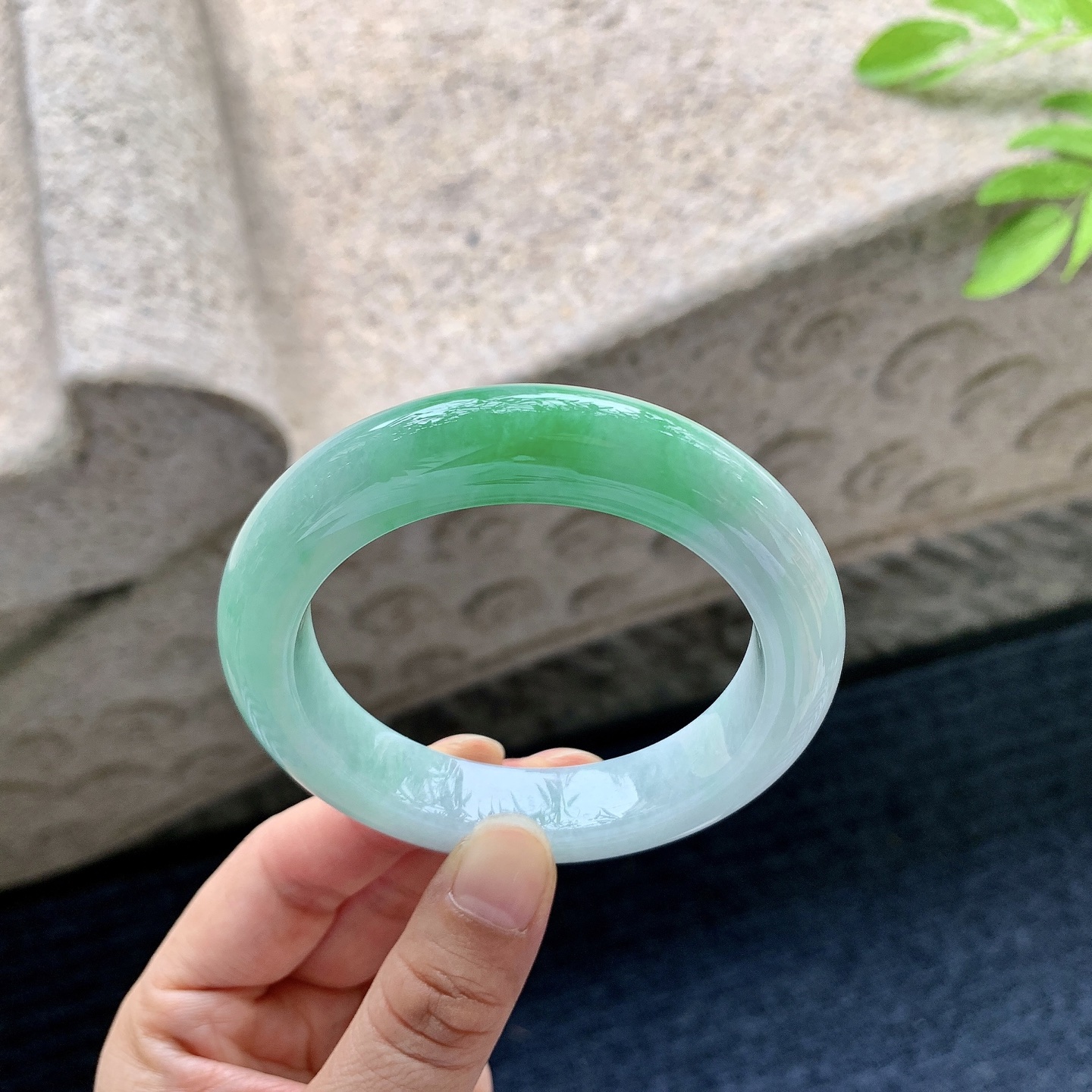 正圈53 54,圈口54.8/12.2/10,编码A1082474,细糯飘阳绿，水润，种老，细腻，打灯有棉纹