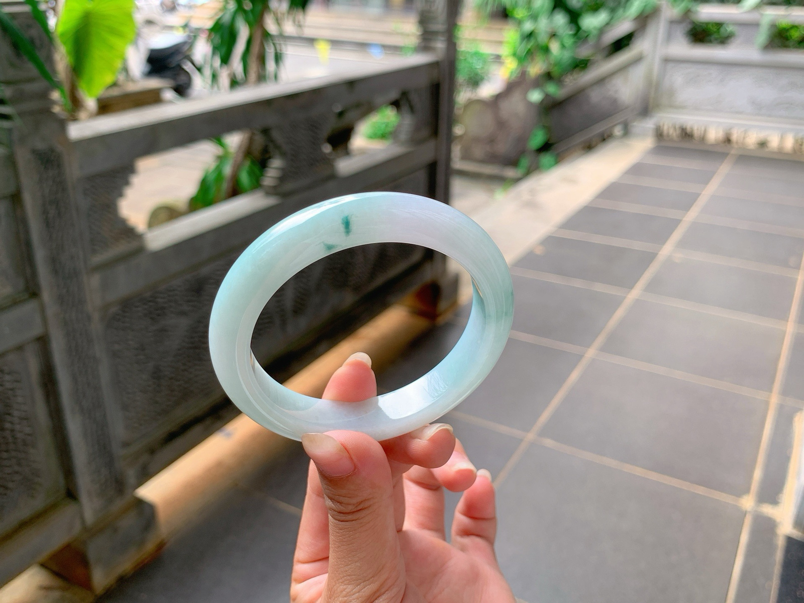 ｜57圈口
冰飘蓝花翡翠手镯，花色晕开灵动轻盈，底妆细腻柔和，