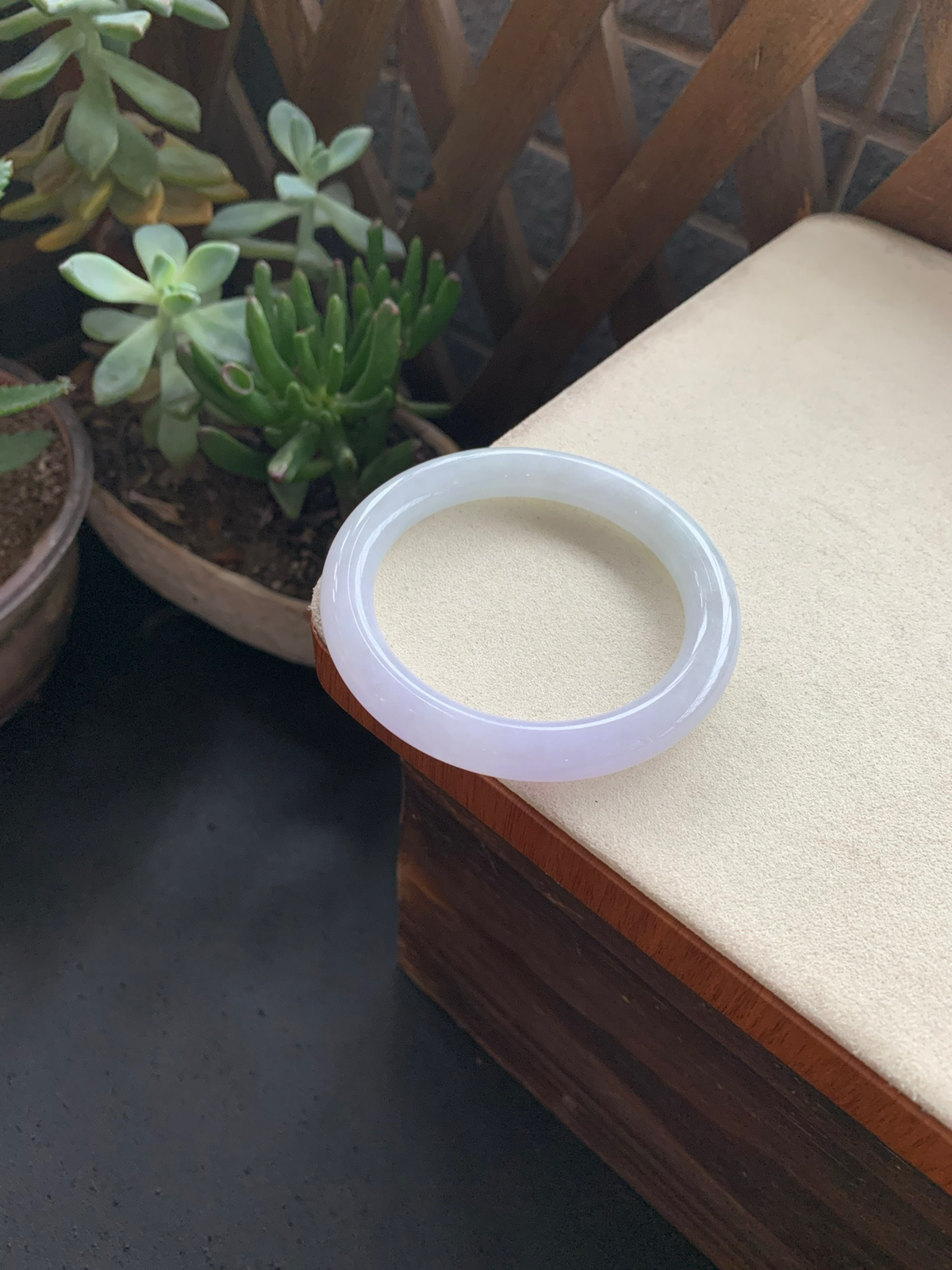 56.8圈口淡紫圆条手镯