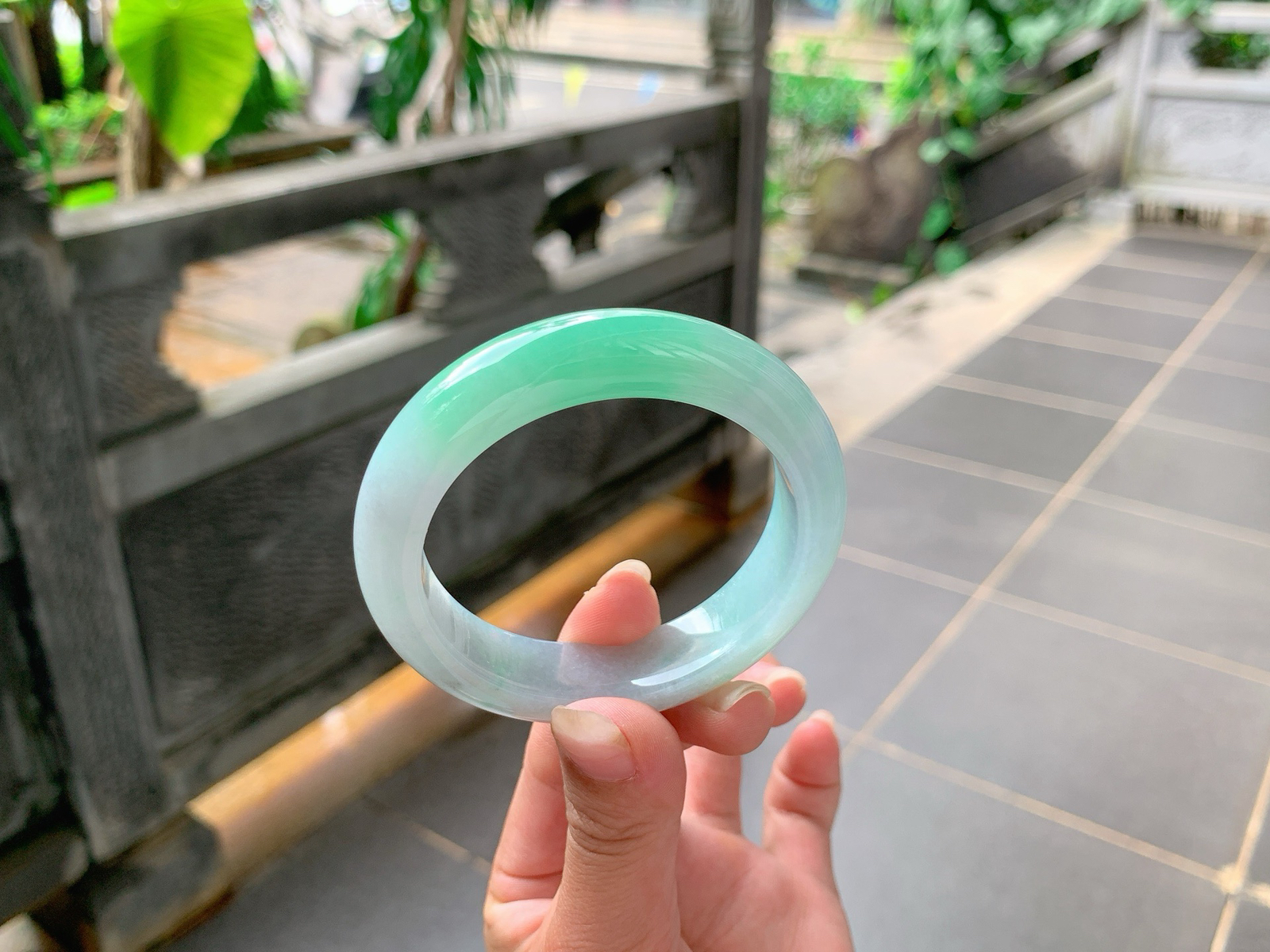 ｜53圈口
白底青，一截辣辣的色，底妆飘点乌鸡，形成一幅带有色彩的山水画卷
