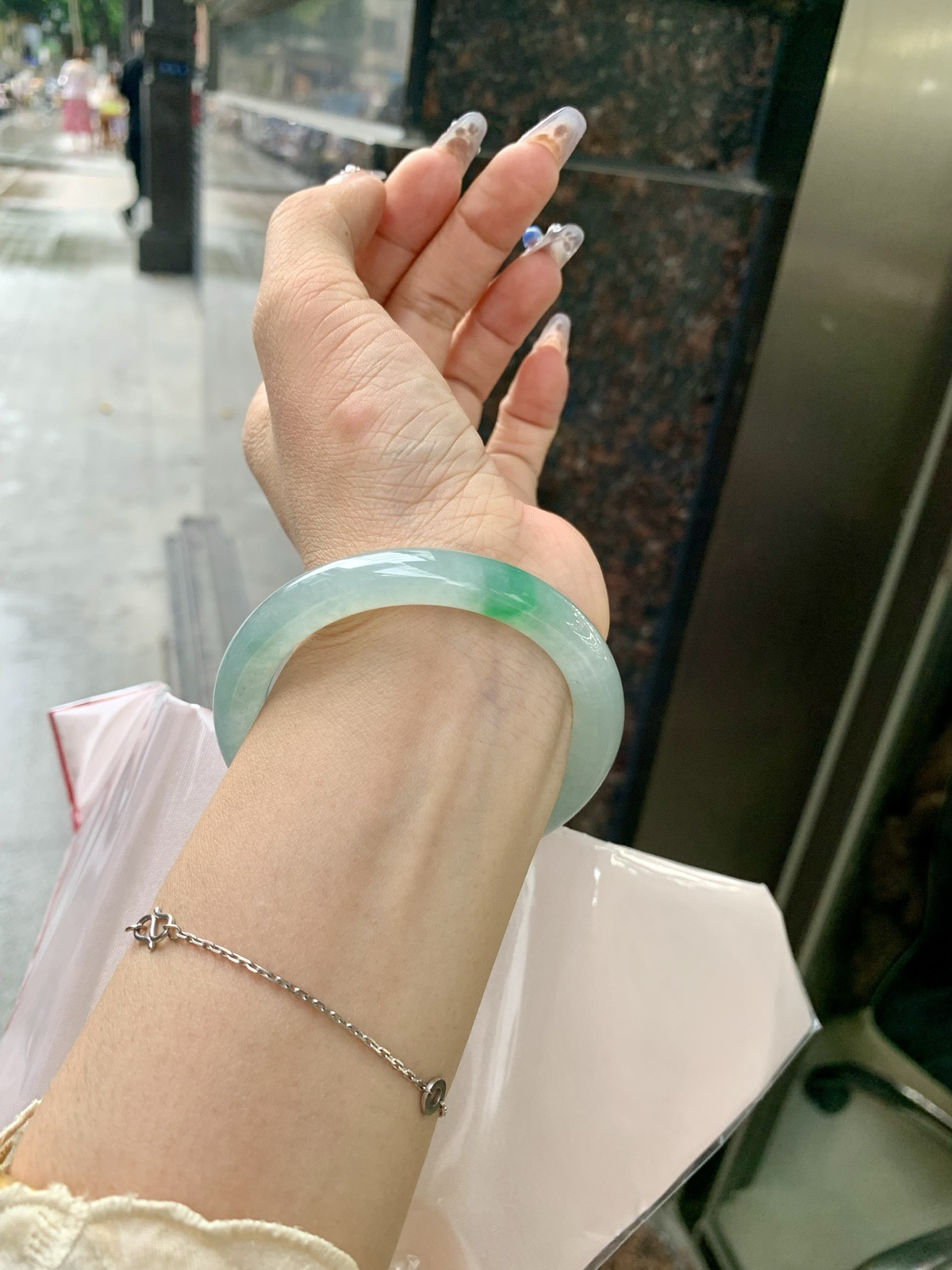 特惠活动#冰飘绿花美人条
53.1-9
打灯细纹，底妆冰润，简约却充满灵气，一抹绿花点缀，清新如芽，宛若自然的画卷凝结于腕间，静中带动，韵味悠长..