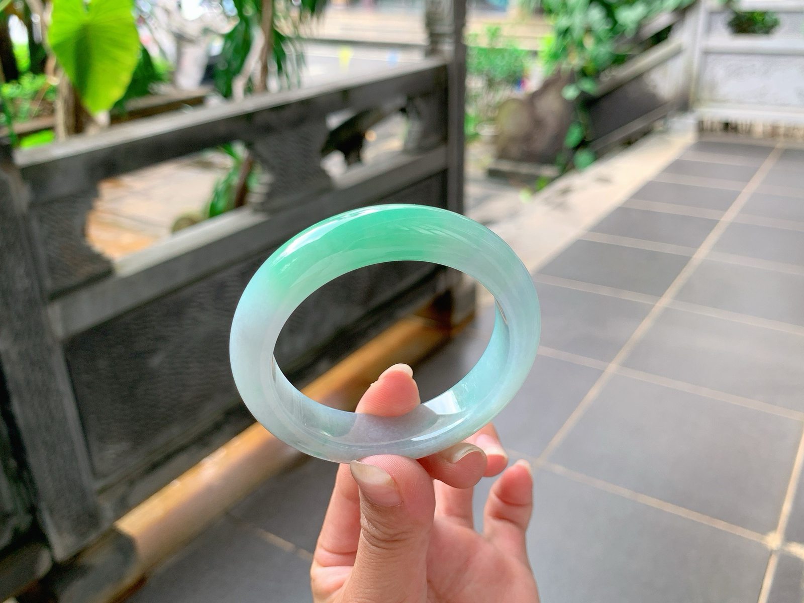 ｜53圈口
白底青，一截辣辣的色，底妆飘点乌鸡，形成一幅带有色彩的山水画卷