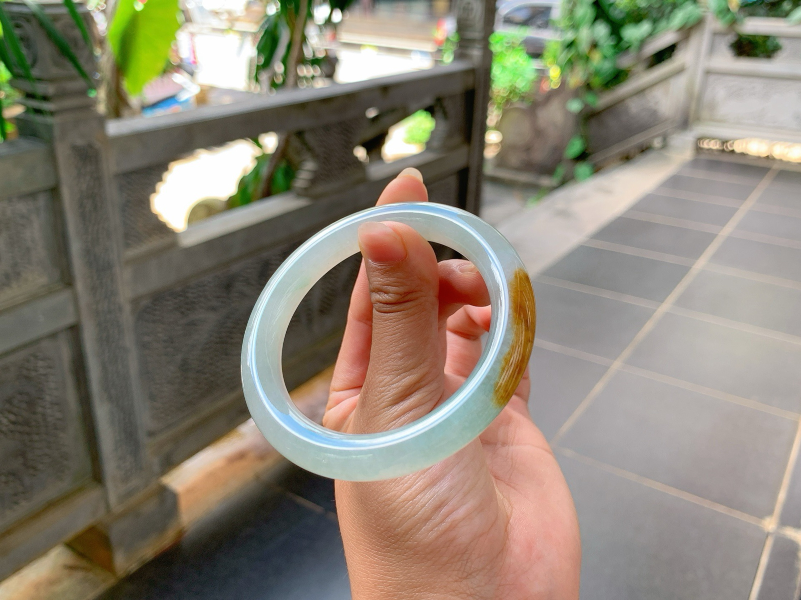 ｜55圈口
冰黄翡福镯，条粗:9.6，水汪汪的，一截枫叶红格外的耀眼，整体圆润流畅饱满大气