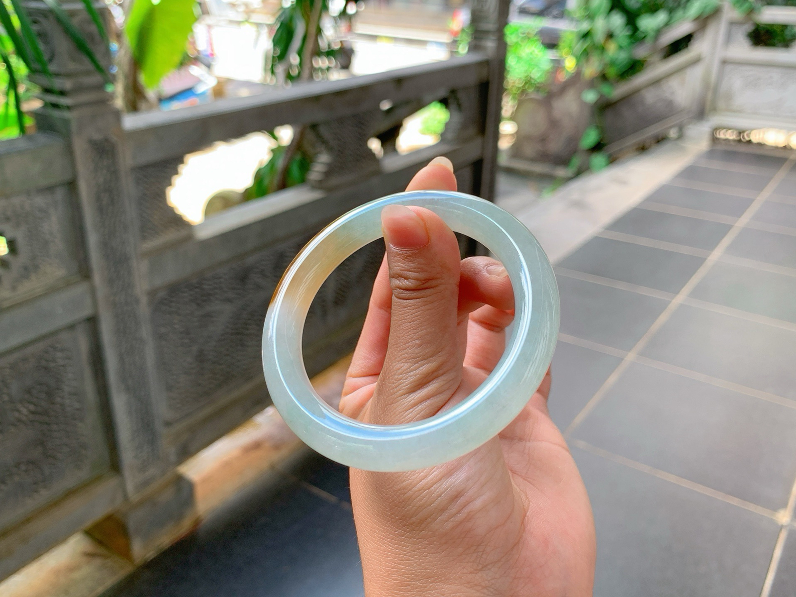 ｜55圈口
冰黄翡福镯，条粗:9.6，水汪汪的，一截枫叶红格外的耀眼，整体圆润流畅饱满大气