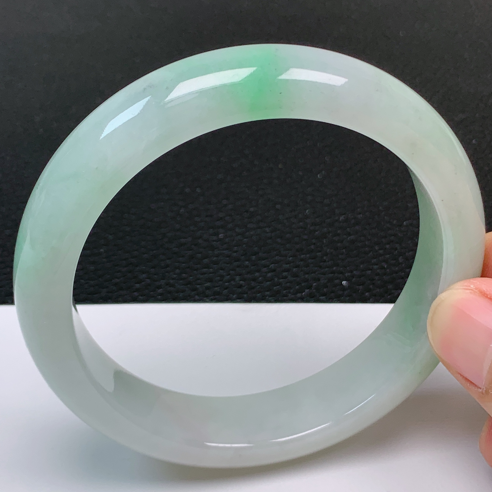 圈口61～62 天然翡翠老坑细腻飘绿正圈手镯 尺寸61.8*15*9.3mm