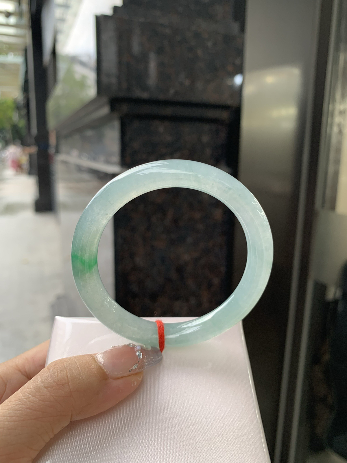 特惠活动#冰飘绿花美人条
53.1-9
打灯细纹，底妆冰润，简约却充满灵气，一抹绿花点缀，清新如芽，宛若自然的画卷凝结于腕间，静中带动，韵味悠长..