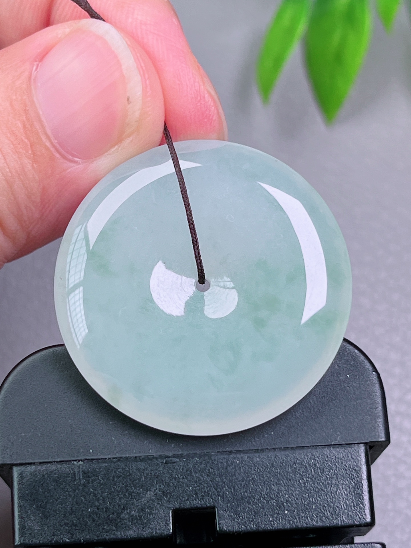 冰种平安扣，无裂，玉质油洁，冰透水润，起荧光，尺寸：31.6-6