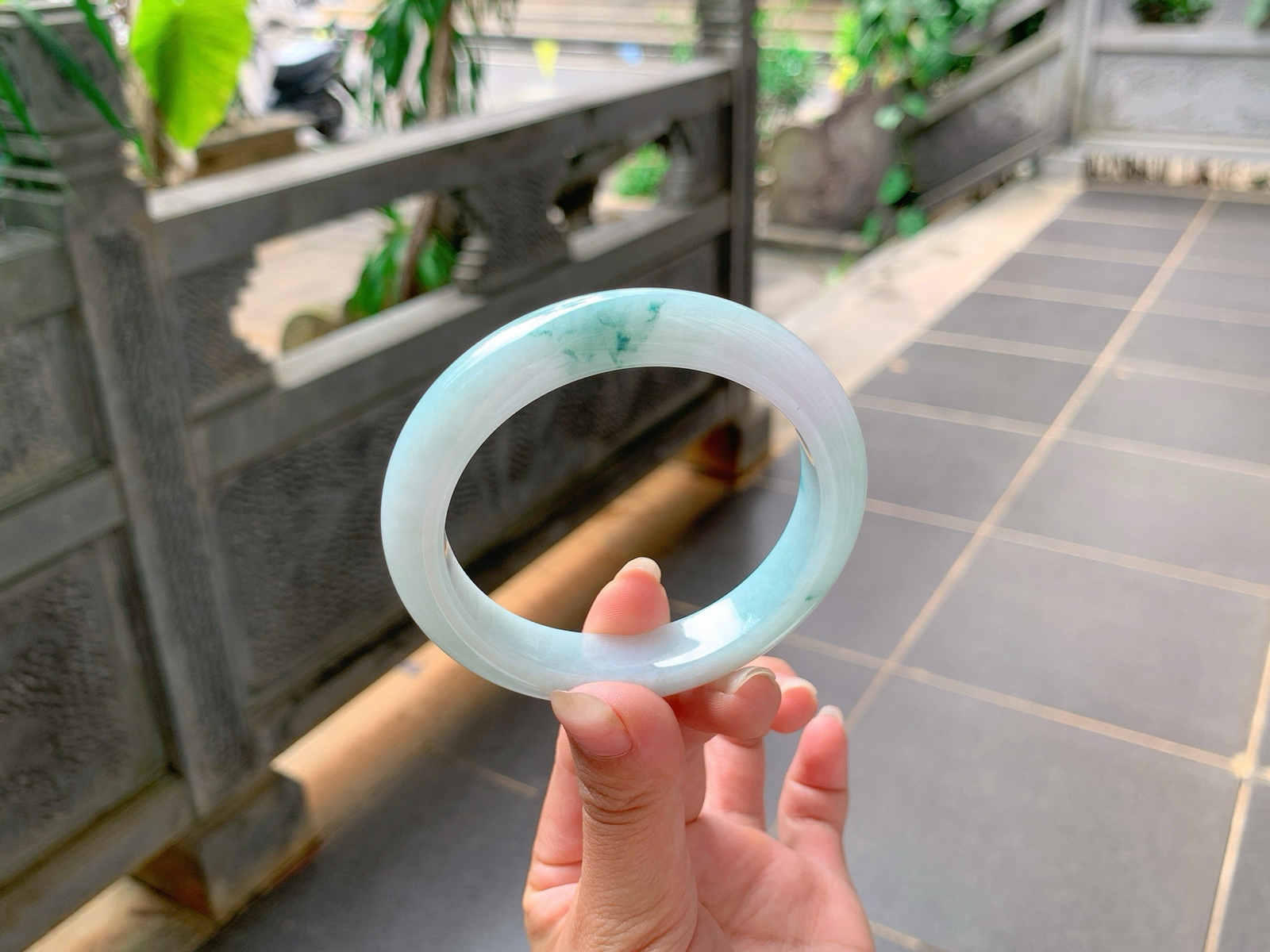 ｜57圈口
冰飘蓝花翡翠手镯，花色晕开灵动轻盈，底妆细腻柔和，