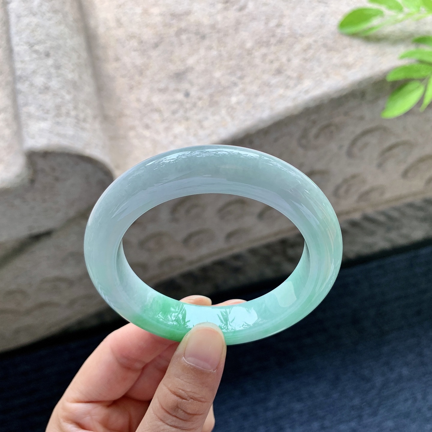 正圈53 54,圈口54.8/12.2/10,编码A1082474,细糯飘阳绿，水润，种老，细腻，打灯有棉纹