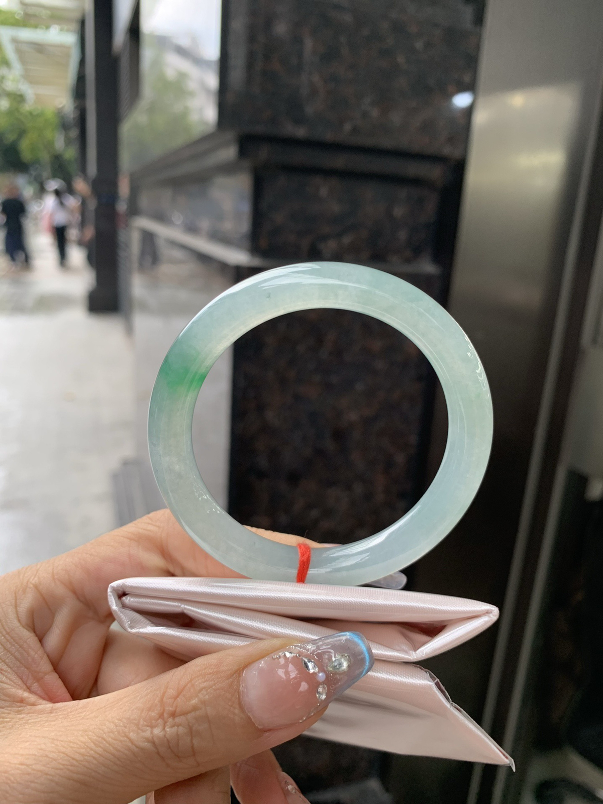 特惠活动#冰飘绿花美人条
53.1-9
打灯细纹，底妆冰润，简约却充满灵气，一抹绿花点缀，清新如芽，宛若自然的画卷凝结于腕间，静中带动，韵味悠长..