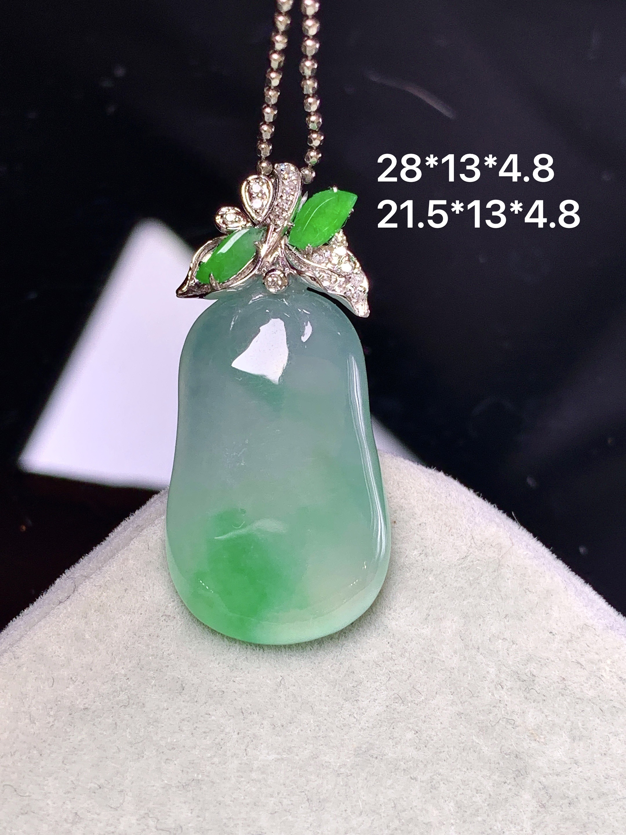 18k金钻镶嵌飘绿福瓜吊坠 玉质细腻 色泽艳丽清新 整体尺寸28*13*4.8