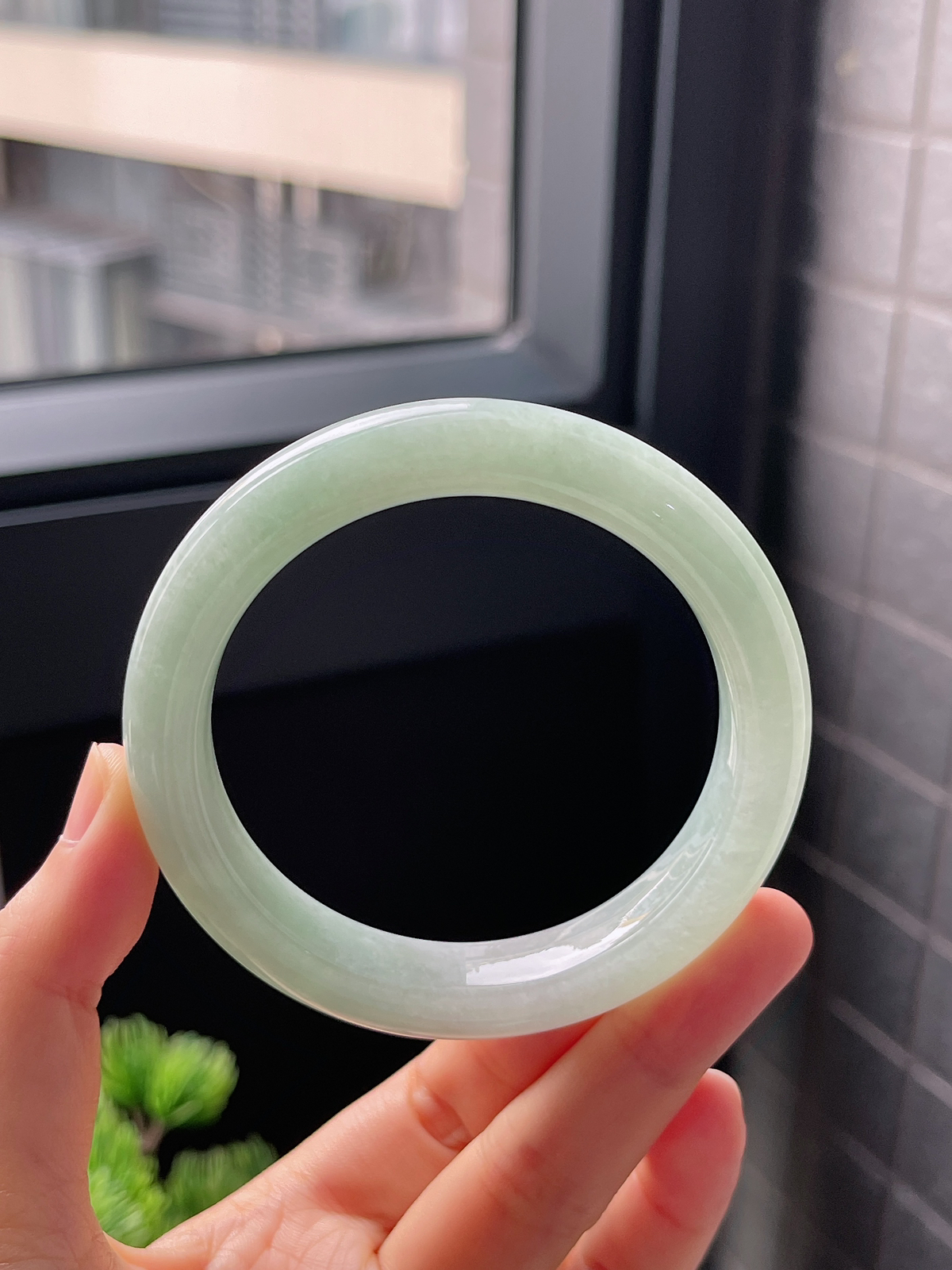 圈口56.5，细糯果绿色正圈翡翠手镯