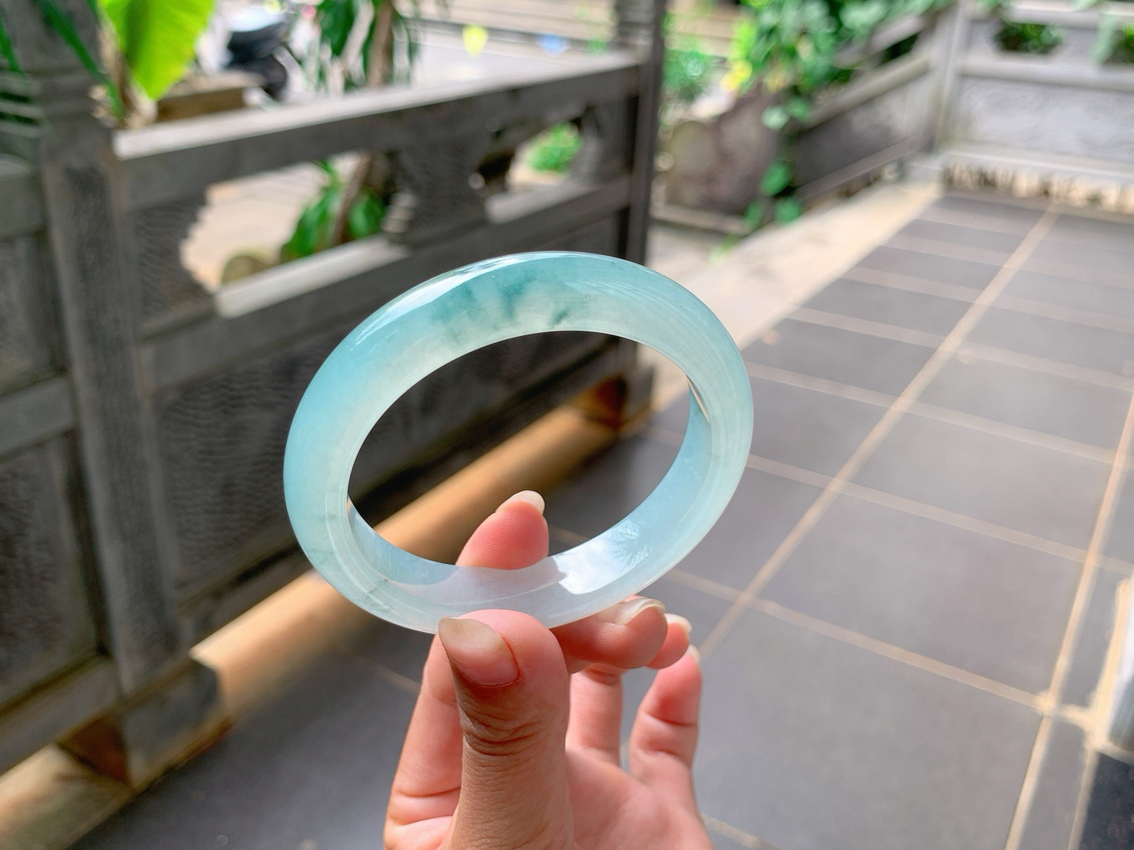 ｜58圈口
冰晴绿底，底妆胶胶的，整体清爽自然优雅大方，绿丝像荷叶一般清雅