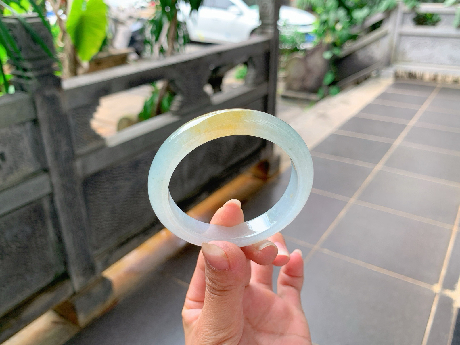｜52圈口
冰飘黄翡，一截柠檬黄金灿灿的，水汪汪的，特别冰透，小小巧巧的特别精致，