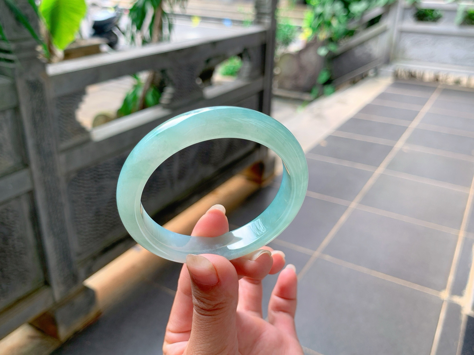 ｜54圈口
冰绿晴底，整体冰润胶透，色泽清甜入心，很青春的色系，