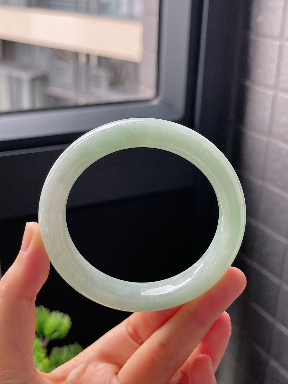 圈口56.5，细糯果绿色正圈翡翠手镯