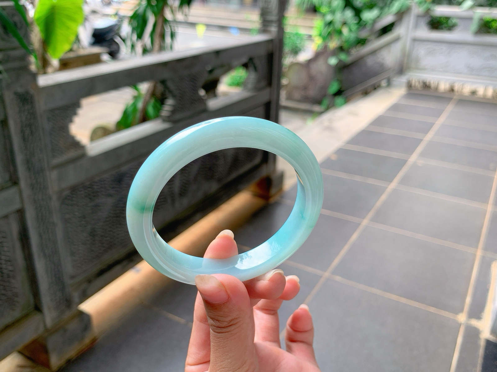 ｜59圈口
蓝底飘花，一抹绿花如竹叶一般青翠飘落，肉质细腻，优雅大方