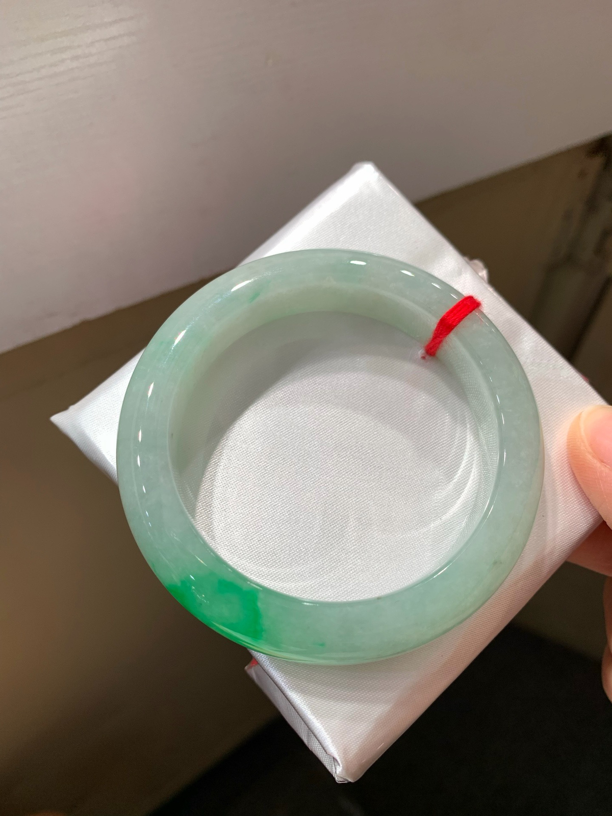 尺寸52.4/12.7/9.1，带色手镯
水润细腻 有种有色