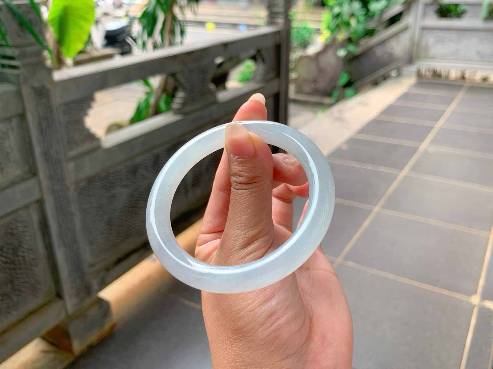 ｜55圈口
底色淡淡的美人条，条粗:9.1，若隐若现中有点花丝在飘逸，水汪汪的，温润细腻，