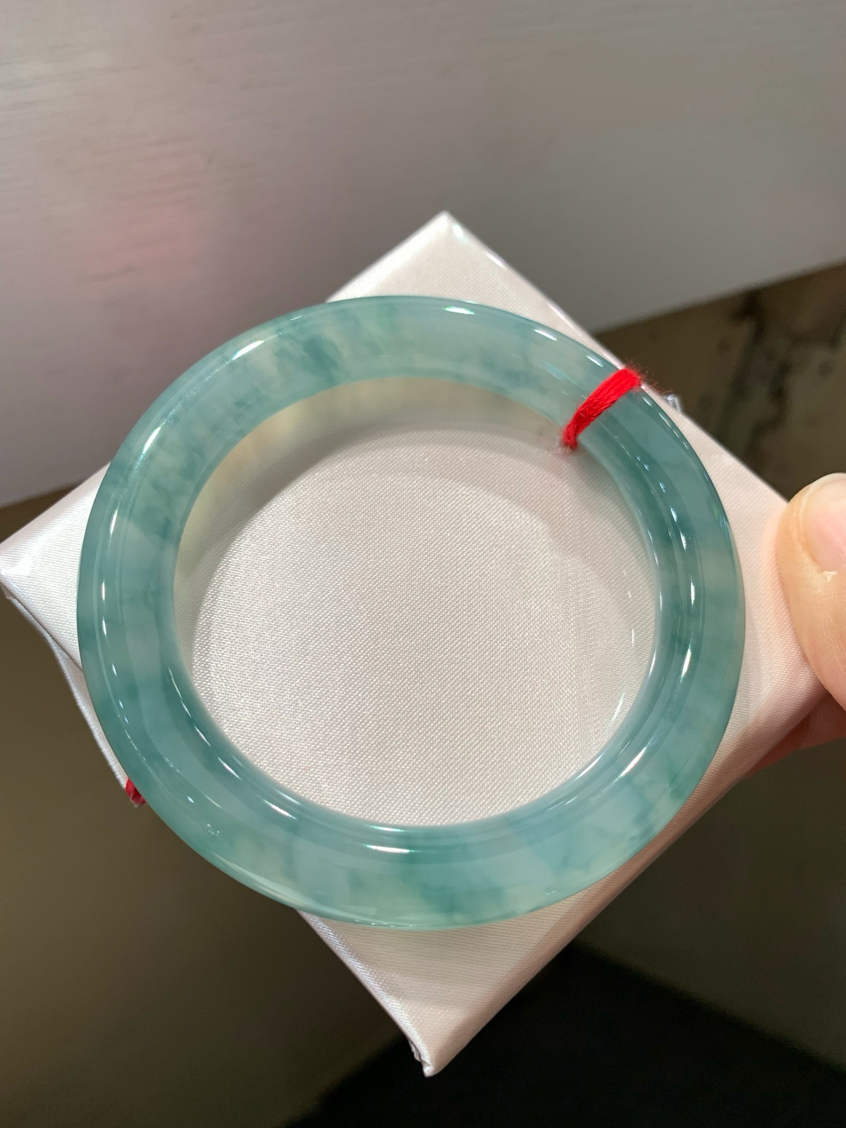 尺寸54.6/10.3，冰蓝圆条手镯
水润冰透 种老肉细