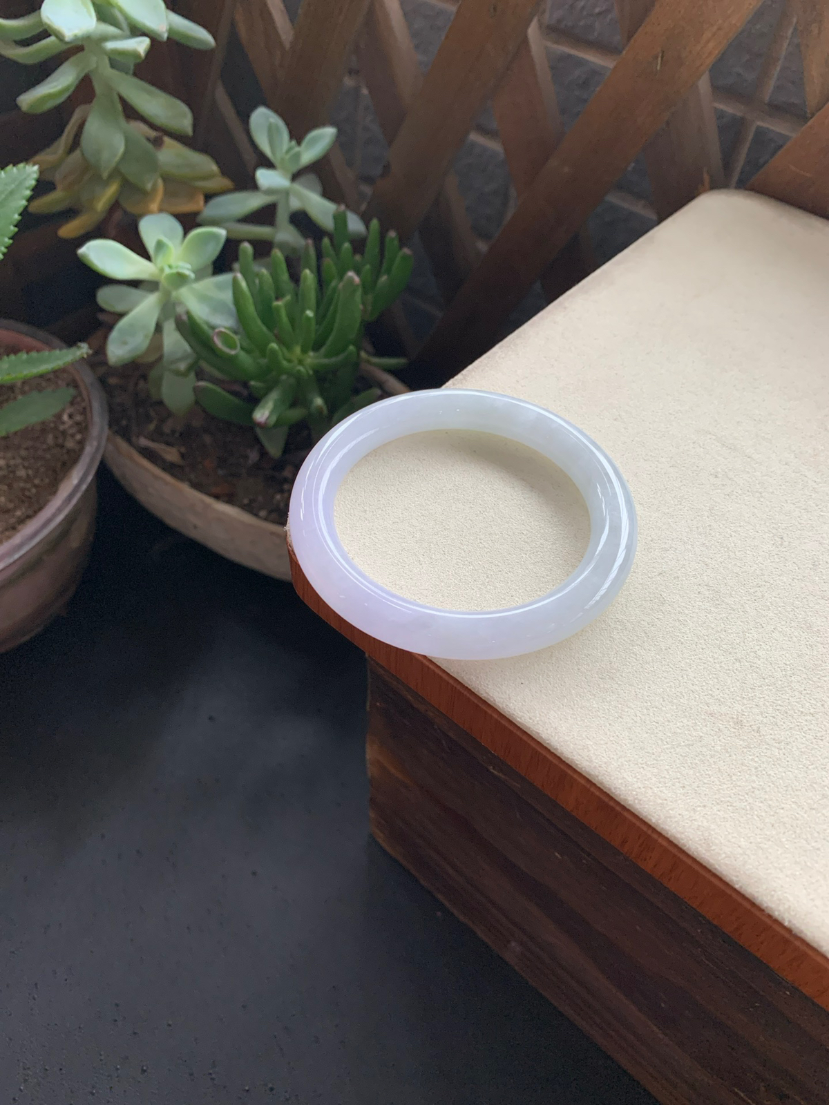 56.8圈口淡紫圆条手镯