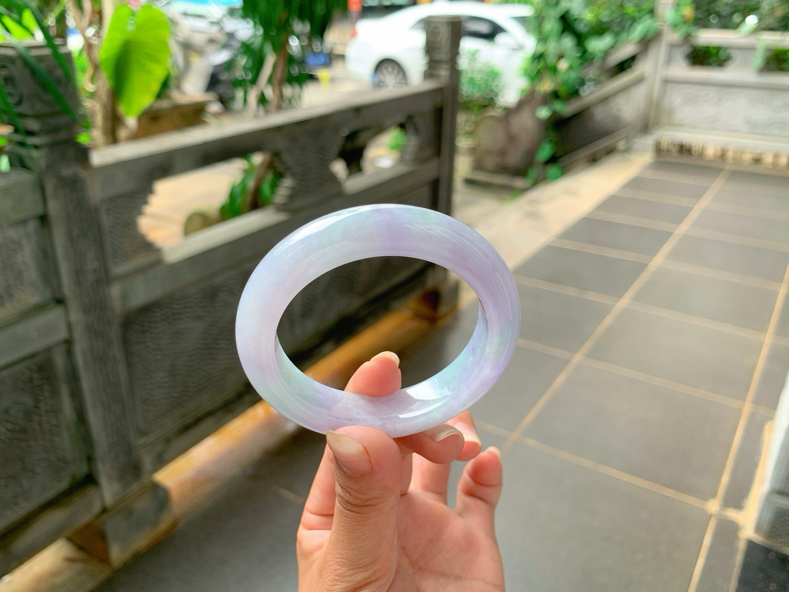 ｜53圈口
春彩手镯，仙仙粉粉的，色彩娇嫩明亮，像一条飘舞的裙摆，