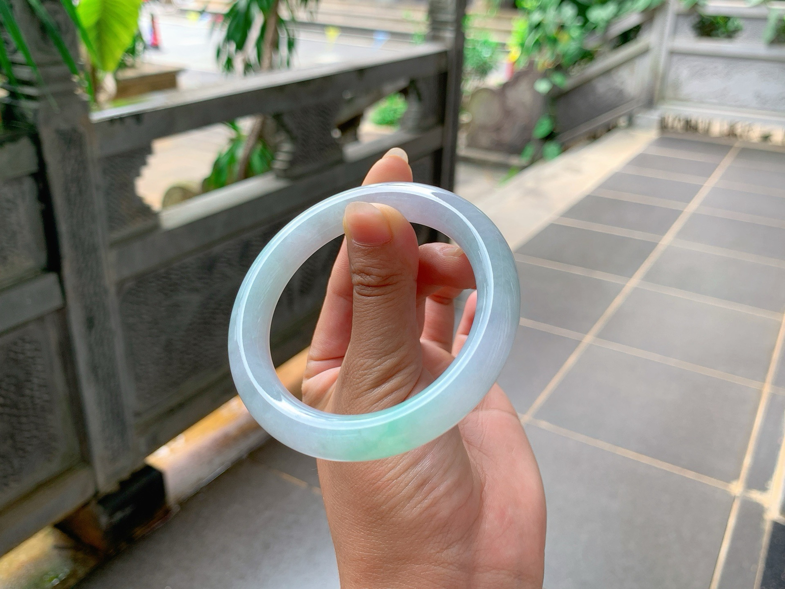 ｜55圈口
春底飘绿花，条粗:10.5，低调不做作，冰冰润润的，秀美端庄，