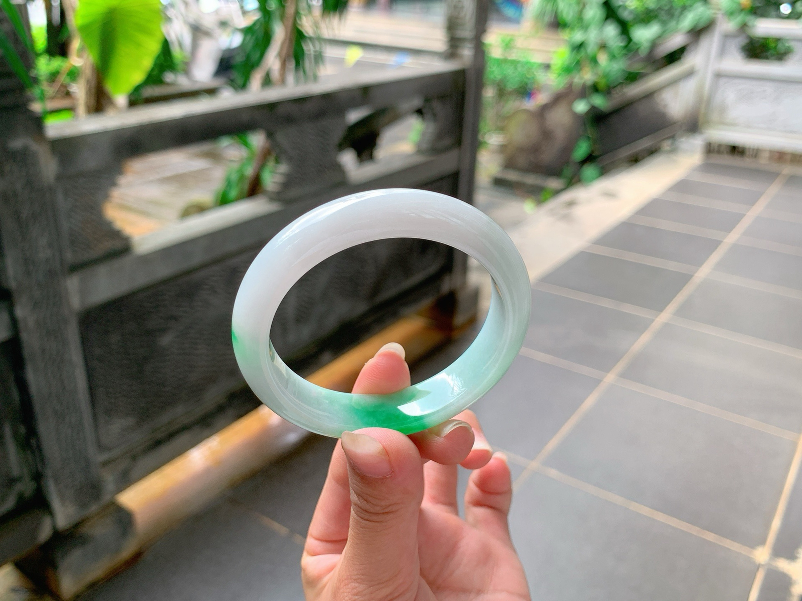 ｜53圈口
白底青，飘阳绿花，底妆白净细腻，色泽鲜艳大气，