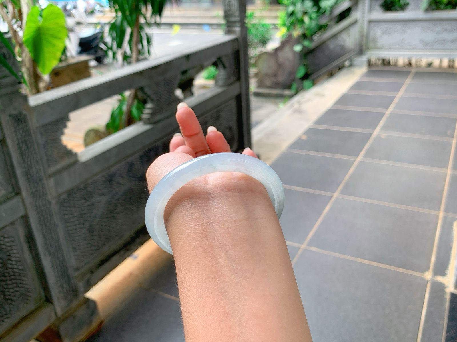 ｜55圈口
底色淡淡的美人条，条粗:9.1，若隐若现中有点花丝在飘逸，水汪汪的，温润细腻，