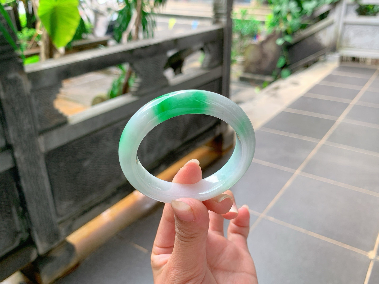 ｜51圈口
白底青，飘阳绿花，色彩浓郁鲜艳，精致小巧，底妆细腻自然，