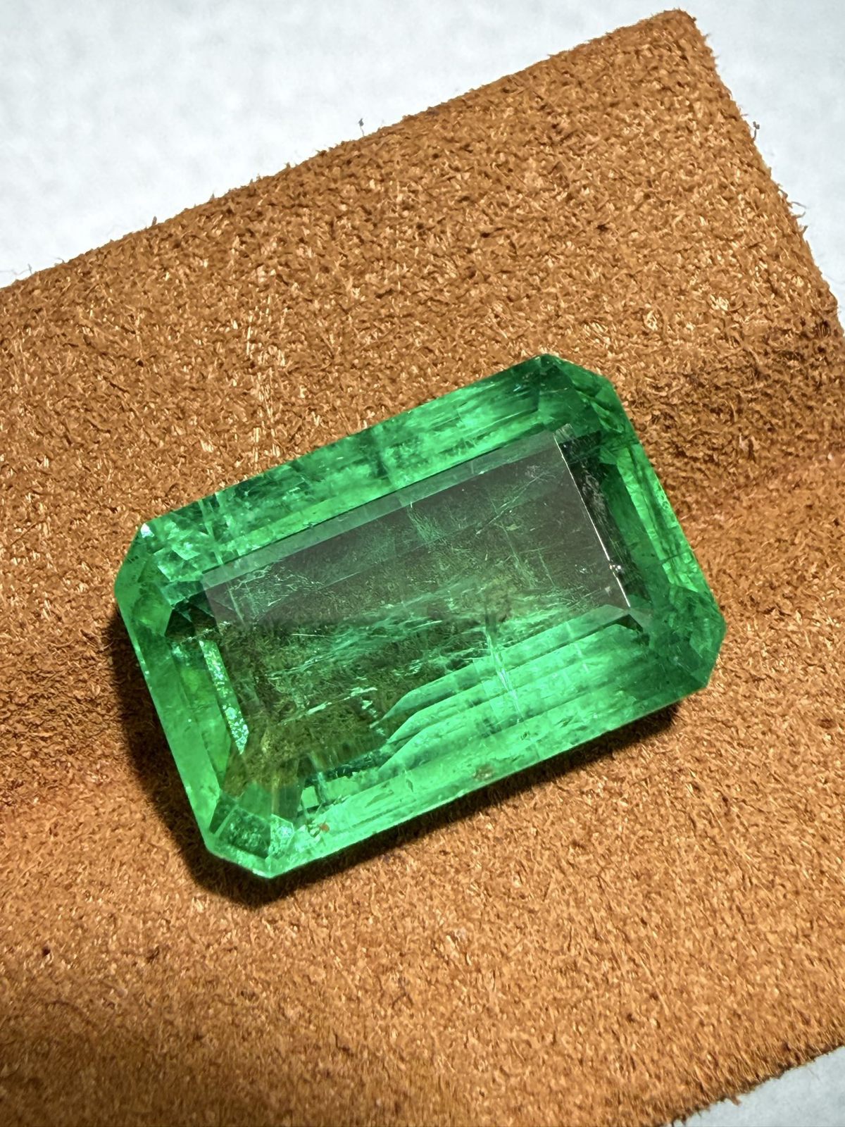 新货9.34克拉天然祖母绿，附吉尔德证书，晶体通透，极微油，火彩爆满