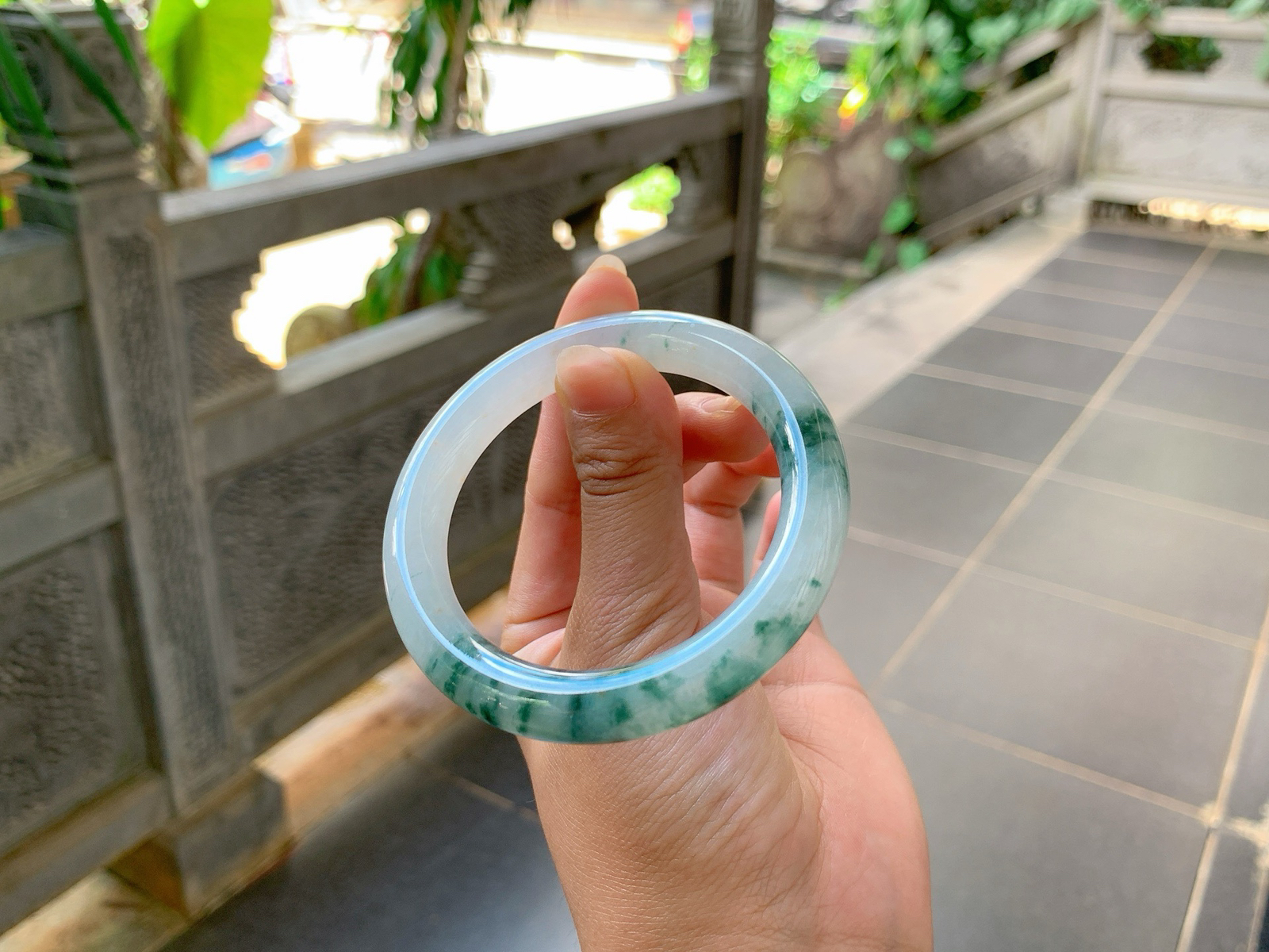 ｜53圈口
冰飘花福镯，条粗:10，飘蓝花，一半一半的，很有意境美感，清润淡雅，