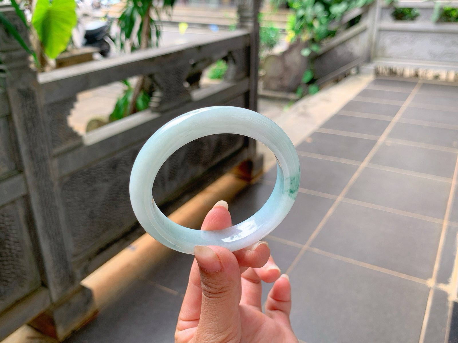 ｜57圈口
冰飘蓝花翡翠手镯，花色晕开灵动轻盈，底妆细腻柔和，