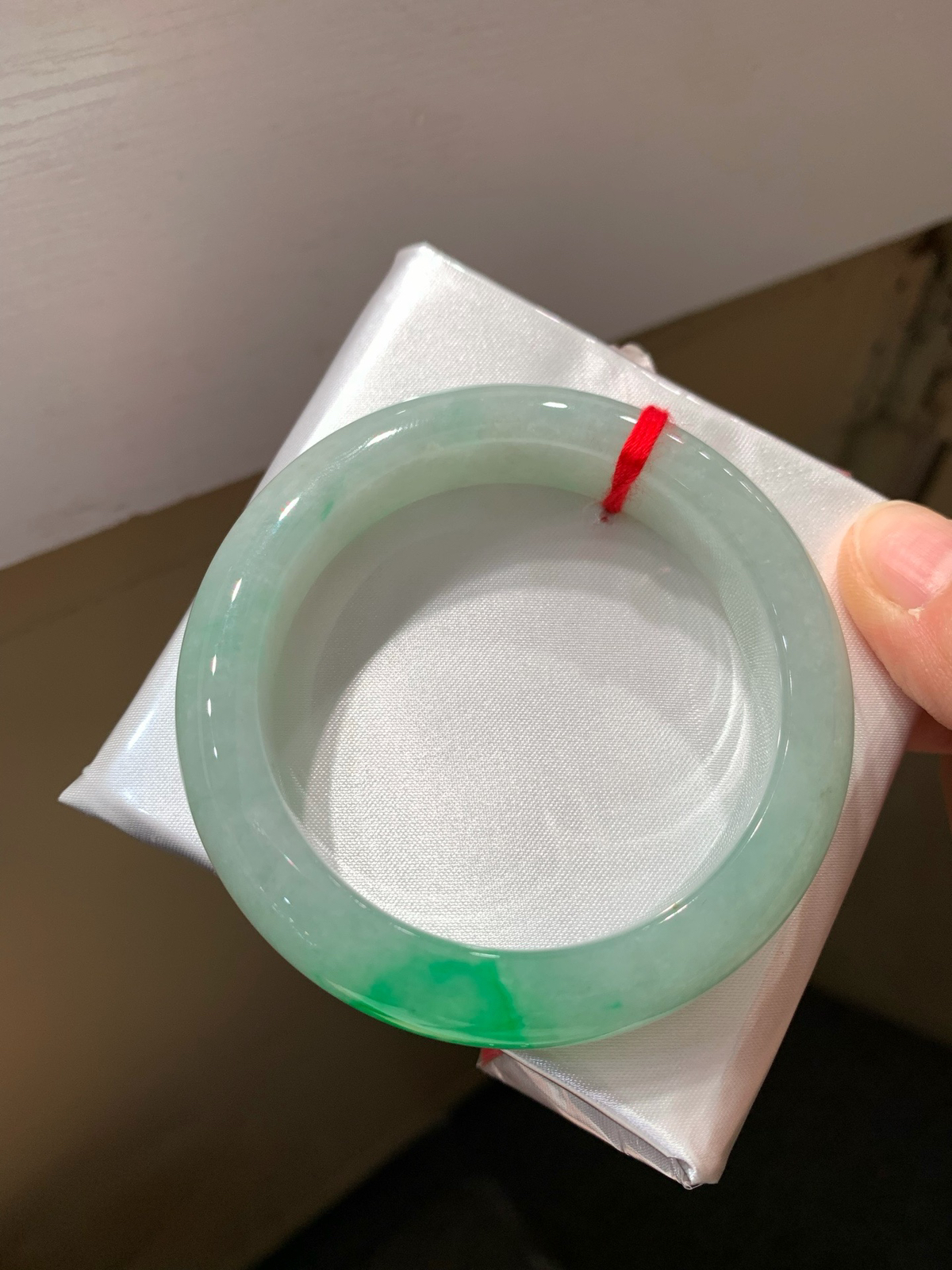 尺寸52.4/12.7/9.1，带色手镯
水润细腻 有种有色