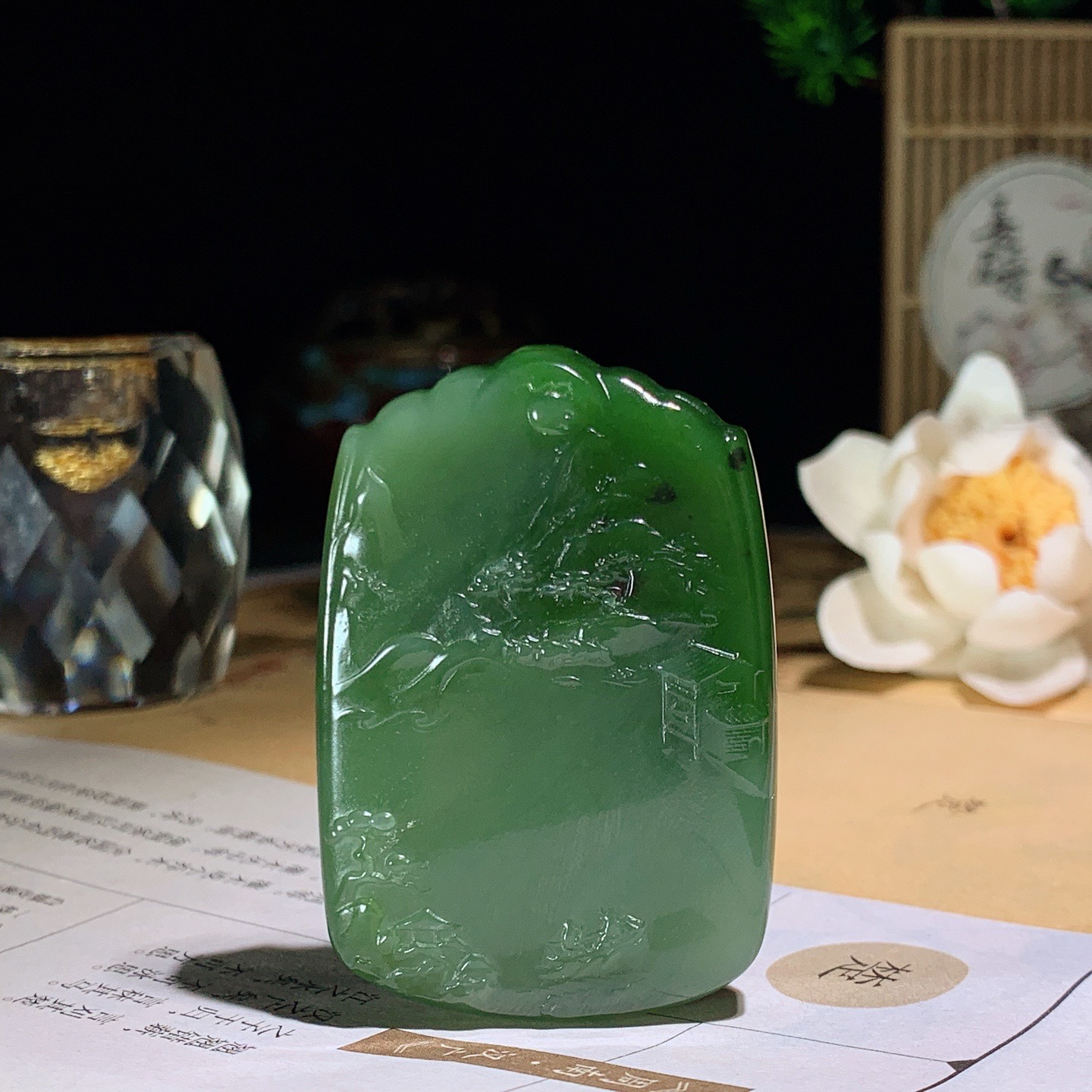 和田玉红皮料阳绿俄罗斯碧玉坐莲观音牌挂件 尺寸51/35/10重41克。玉质细腻油润。手推出油。佩戴高端典雅。lt260615