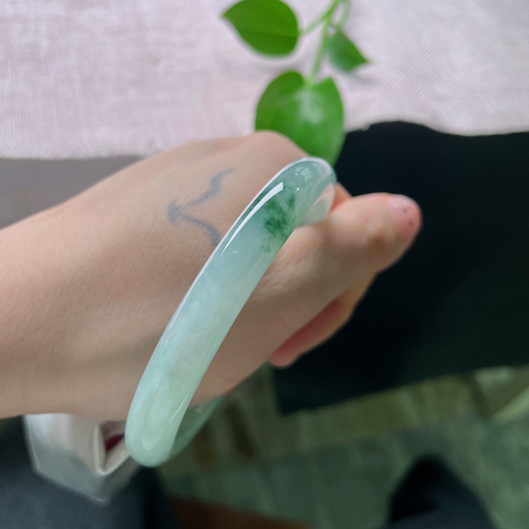 飘花圆条，腕间一抹花开富贵，步步生莲，水润，细腻，种老，有纹，ss53077a