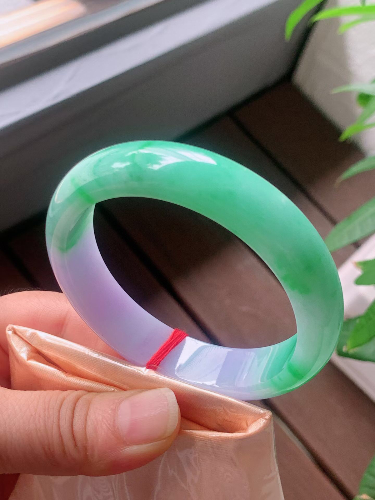 【翡翠名称】老种春彩阳绿57正圈口手镯
【翡翠尺寸】57/14/8.1mm适合56-58正圈口佩戴
【翡翠描述】宝贝种老水足，玉质细腻，色泽靓丽，性价比高，佩戴效果好！
【其它赠送】权威证书/精美挂绳盒子/支持全国复检