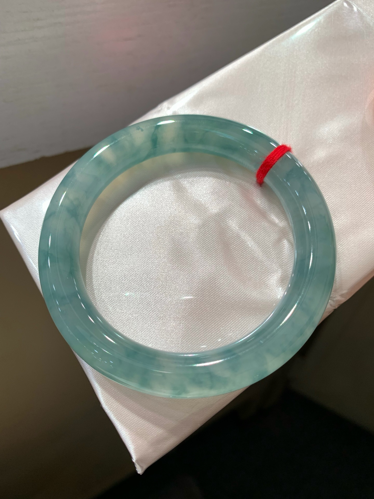 尺寸54.6/10.3，冰蓝圆条手镯
水润冰透 种老肉细