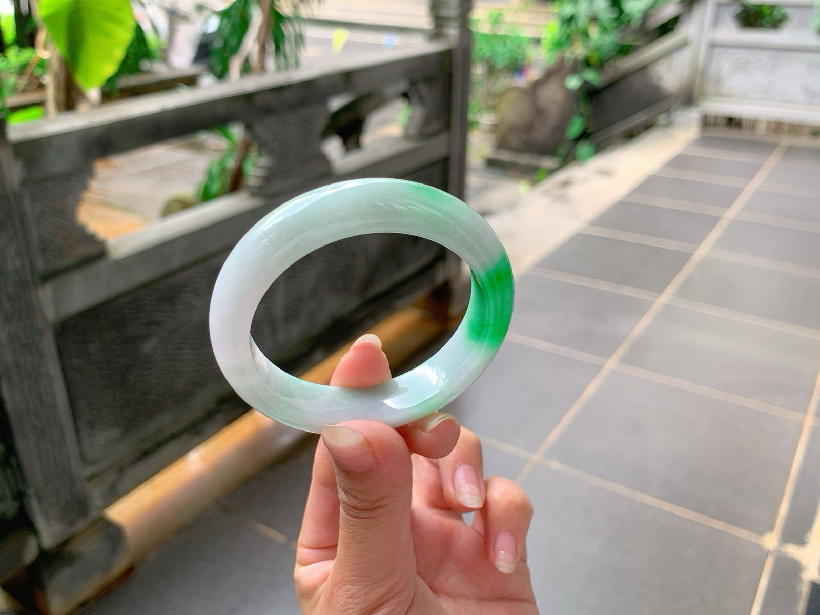 ｜51圈口
白底青，飘阳绿花，色彩浓郁鲜艳，精致小巧，底妆细腻自然，