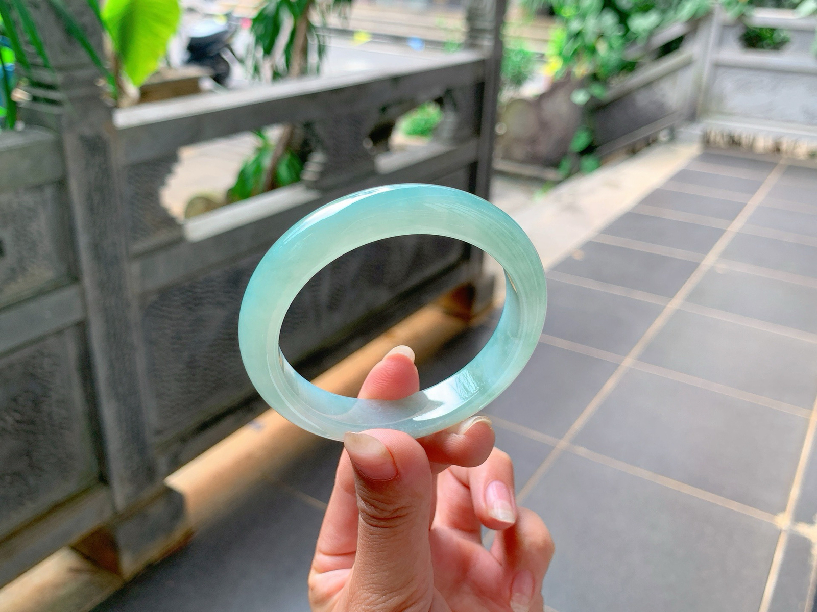 ｜54圈口
冰绿晴底，整体冰润胶透，色泽清甜入心，很青春的色系，