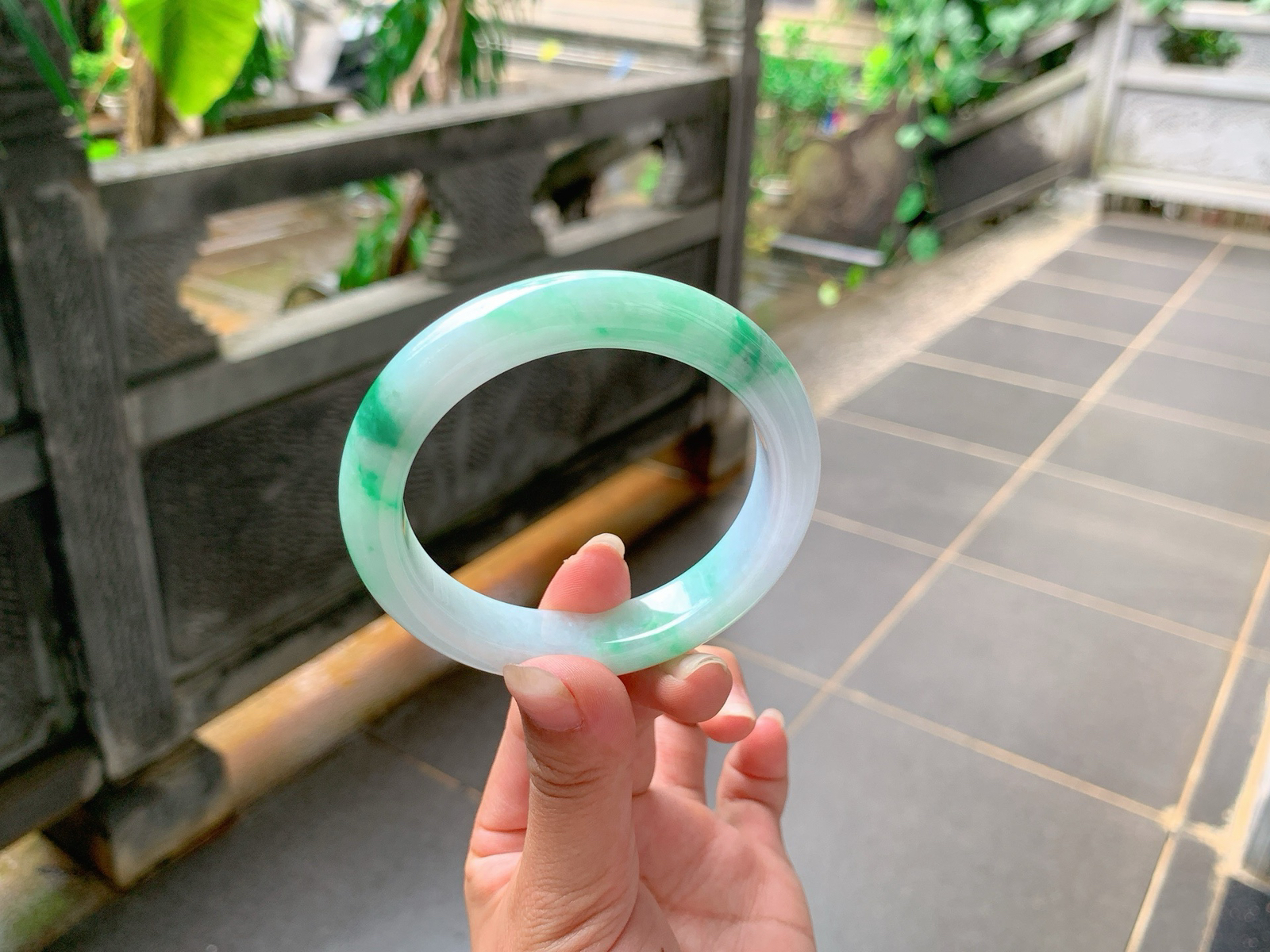 ｜57圈口
白底青，飘阳绿花，鲜艳抢眼，底妆白润细腻，秀气十足，
