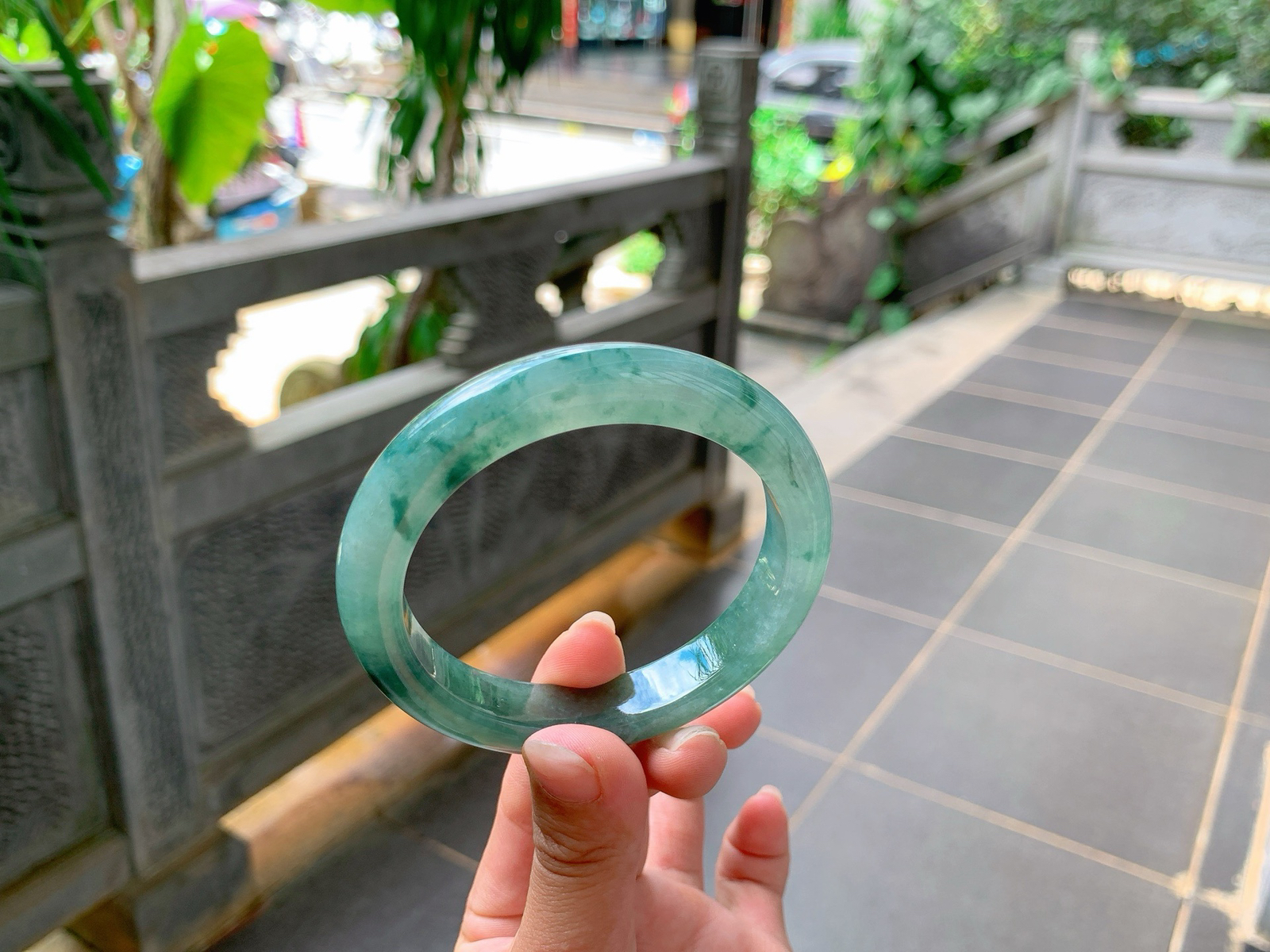 ｜57圈口
冰飘花翡翠手镯，油润冰透花色饱满明亮，端庄大方，