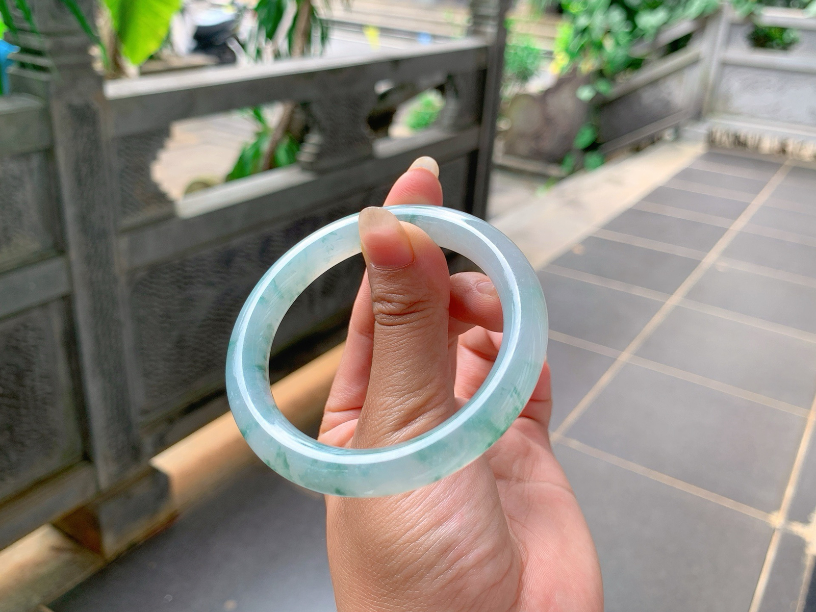 ｜52圈口
冰飘花福镯，条粗:8.9，飘绿花，花色清新飘逸灵动可爱，像一幅画，唯美浪漫